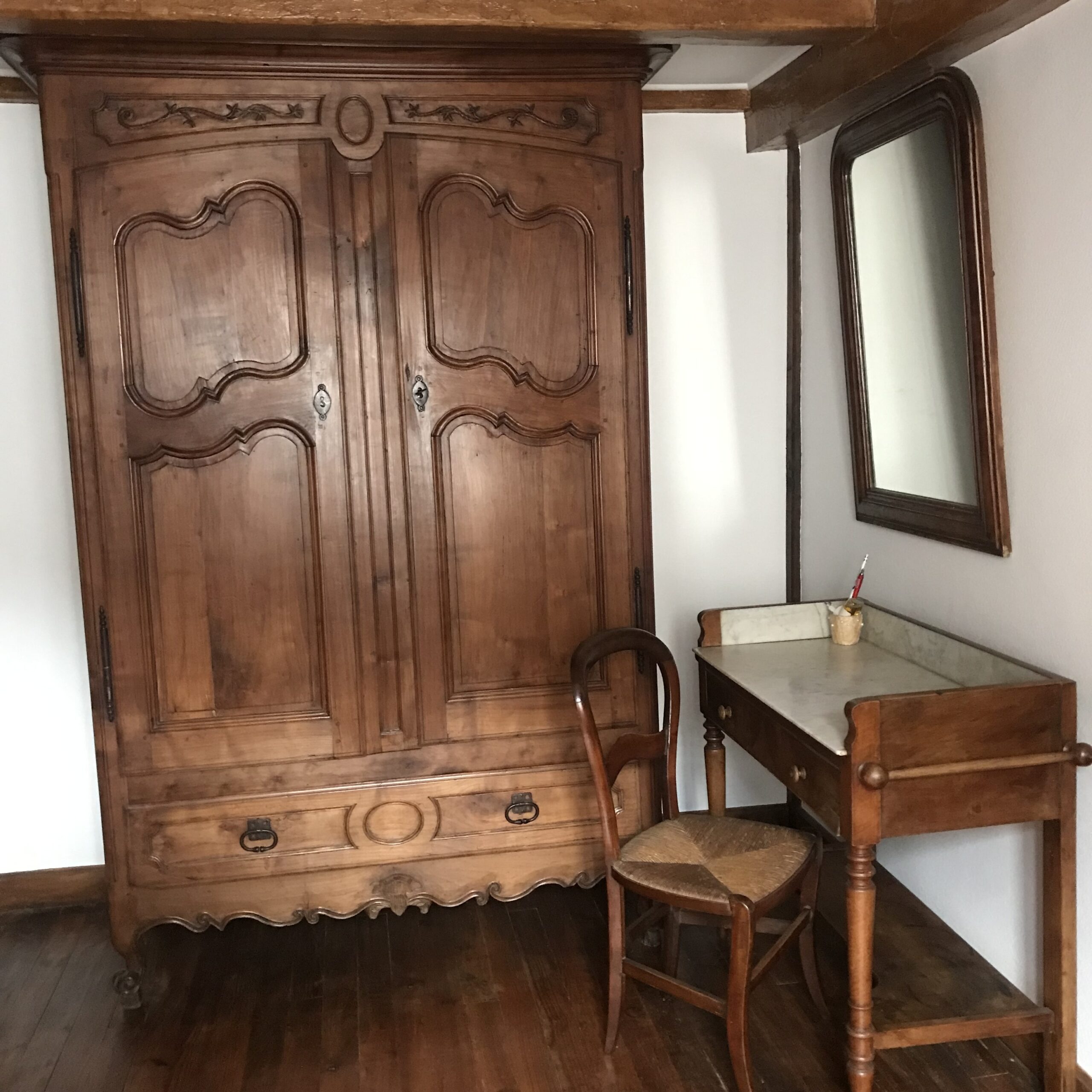 Mobilier armoire table miroir chambre 1er étage à droite