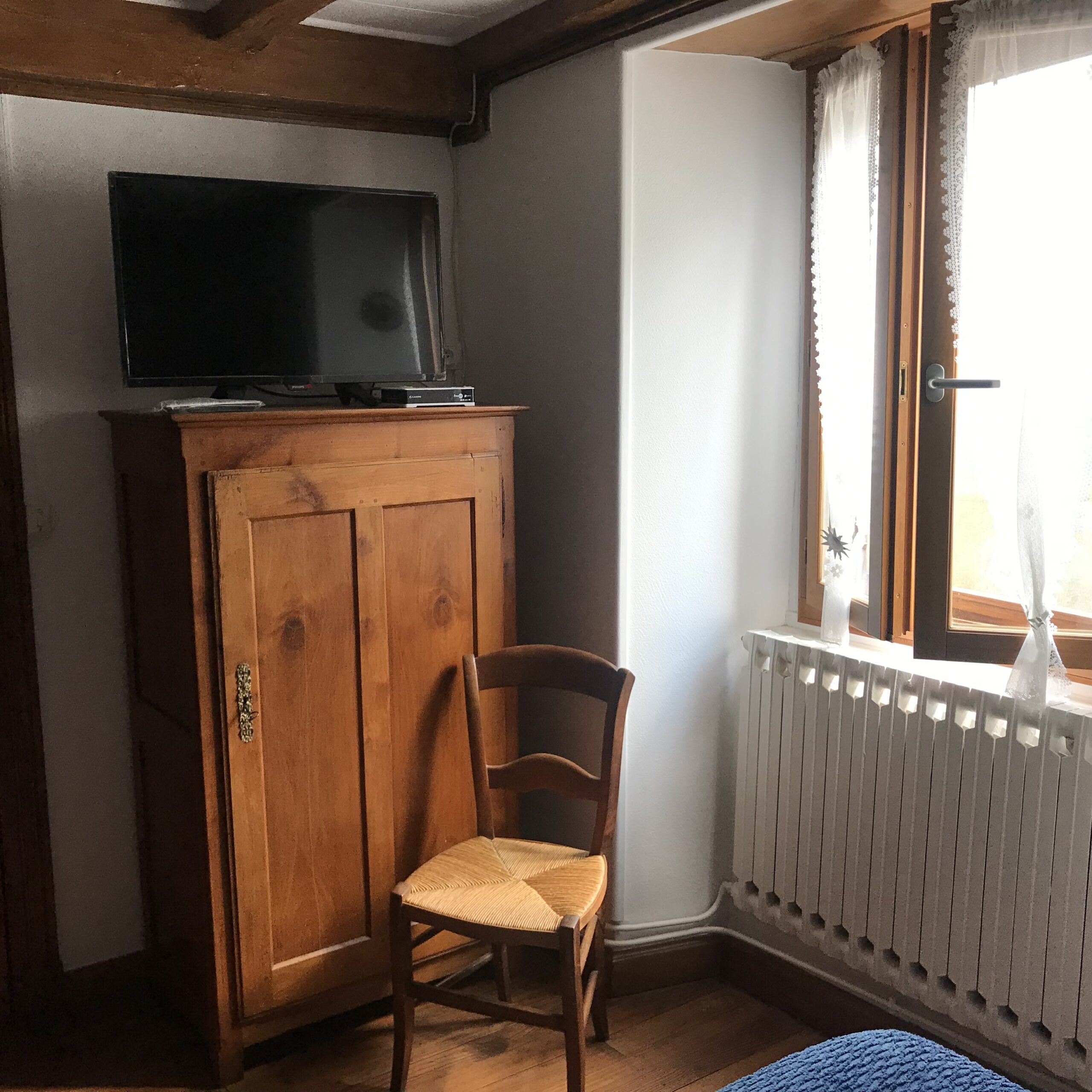 Télé support bois chauffage chambre 1etage à droite