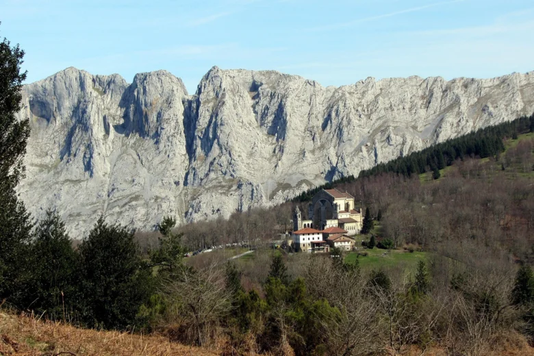 Lexique français-basque pour voyageurs : expressions utiles pour votre séjour au Pays Basque